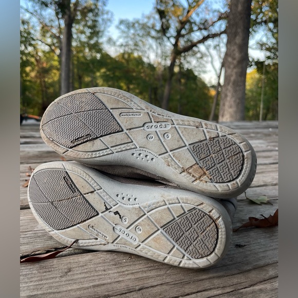 Gray Suede Croc Boots Girls Size 5 Crocs Sherpa Fleece Lining Fall Winter Boots - Picture 7 of 14